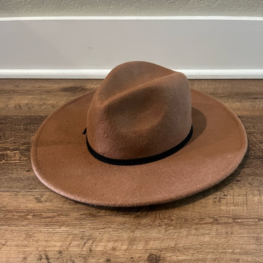 Universal Thread Tan Felt Hat